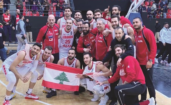 منتخب لبنان يحتفل بفوزه بلقب بطولة الملك عبدالله الثاني لكرة السلة