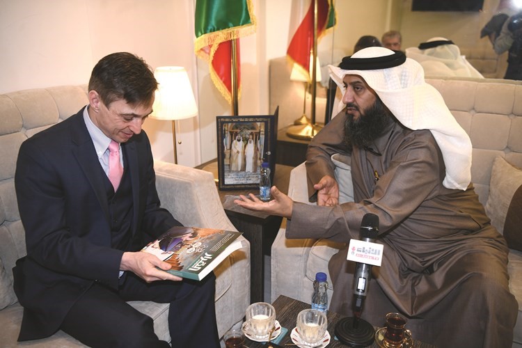 ويسلمه نسخة من القرار الإستراتيجي الإصدارالأول للمركز