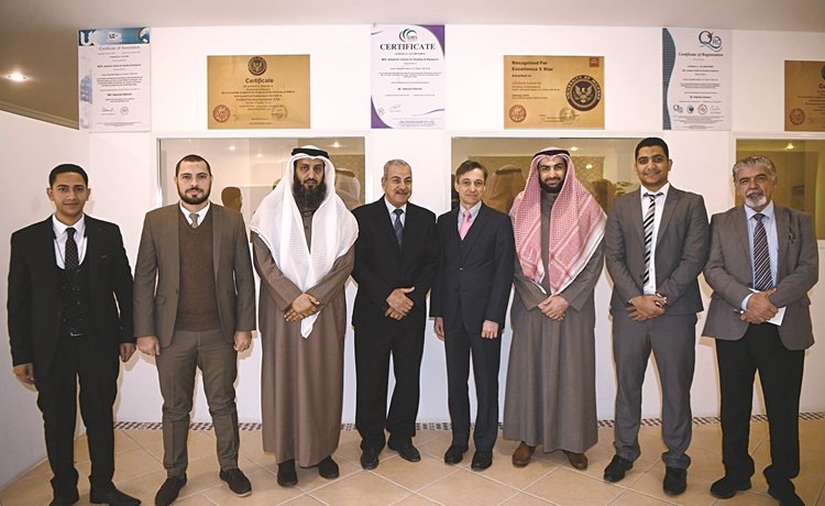 السفير النمساوي زيغورت باخر وحماد الدوسري ومحمد راتب وحسين عبدالحميد مع عدد من موظفي المركز خلال الزيارة	(محمد هاشم)