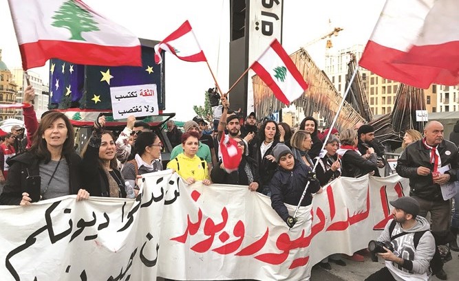 مجموعة من الحراكخلال اعتصامها في ساحة الشهداءتحت عنوان لن ندفع اليورو بوند	(محمود الطويل)