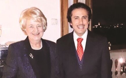 السفير الشيخ عزام الصباح خلال اللقاء مع المدير العام لمنظمة ايدلو جان بيغلى