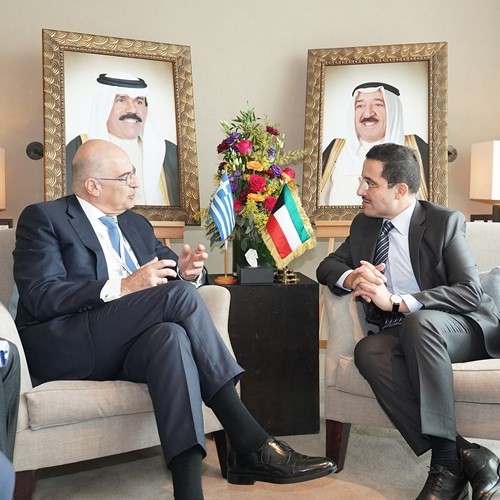 الشيخ د.أحمد ناصر المحمد ملتقيا نظيره اليوناني