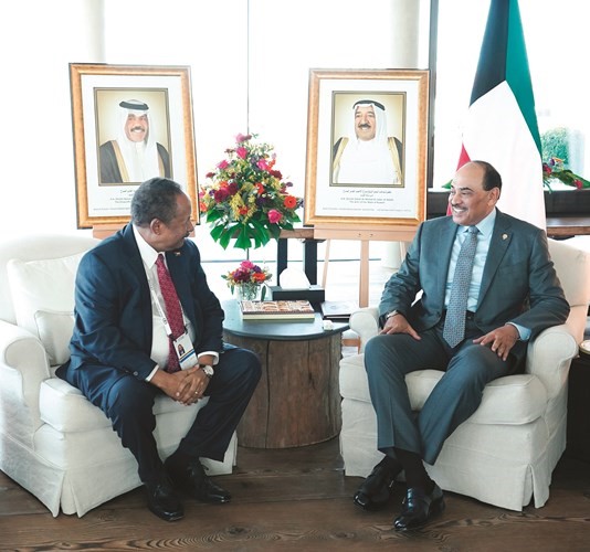 الخالد ملتقيا رئيس وزراء السودان د.عبدالله حمدوك