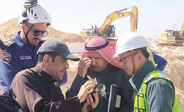 م.بدر الوقيان والمحامي العنزي وبايسن وممثل الإطفاء في الموقع