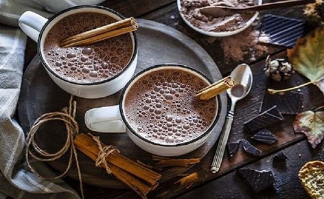دراسة: شرب الشوكولاتة الساخنة يوميا يعزز قدرة المشي لدى كبار السن