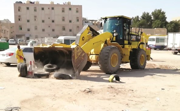 جانب من إزالة الحواجز التي تستغل مواقف في الفروانية