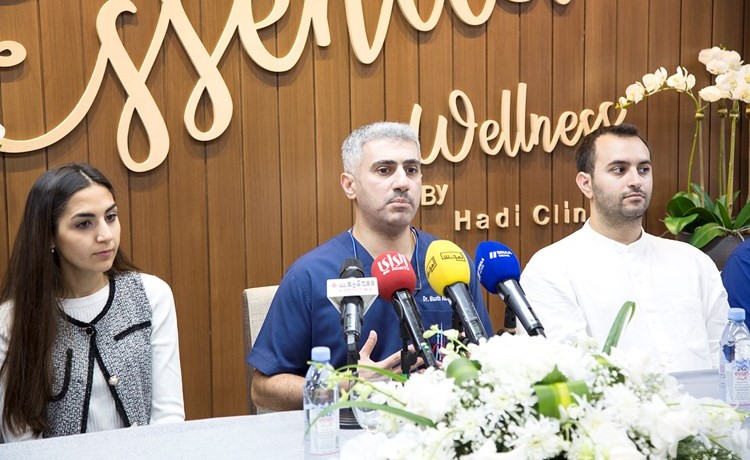 د.معاذ الأنبعي متحدثا وإلى جانبه المريضة التي أجريت لها العملية