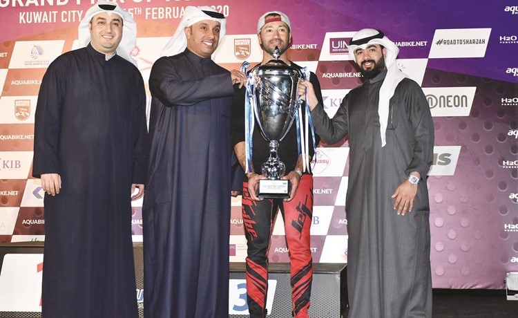 نائب رئيس أول إدارة الأملاك راشد حماده وممثلا شركة العقارات المتحدة مع البطل يوسف العبدالرزاق