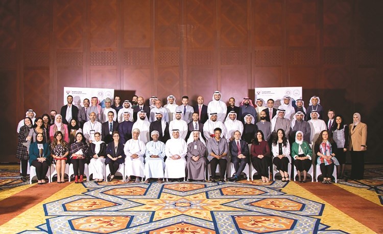 لقطة جماعية لخريجي بنك الكويت الوطني في برنامج هارفارد