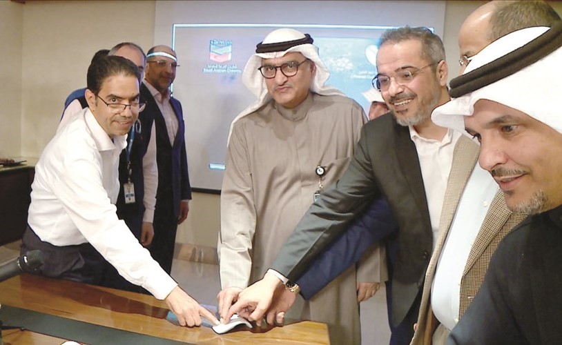 عبدالله السميطي خلال إطلاق شارة بدء التشغيل التدريجي