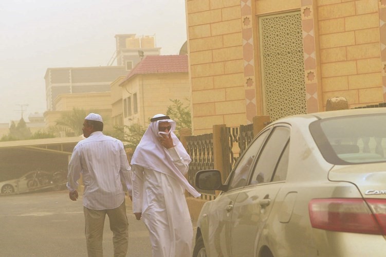 مواطن يحاول اتقاء الغبار