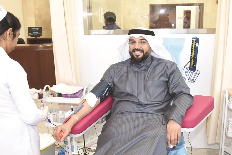 عبدالعزيز الشعيب خلال التبرع بالدم			(أحمد علي)