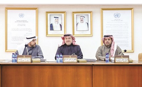 مبارك الحجرف وخليل الصالح واسامة الشاهين اثناء الاجتماع