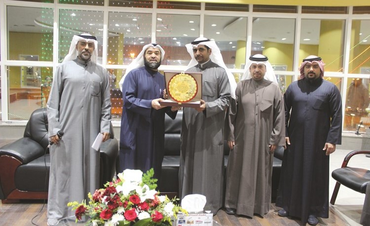 ياسر الدليمي يتسلم من د.علي الكندري درعا تكريمية لراعي الحفل