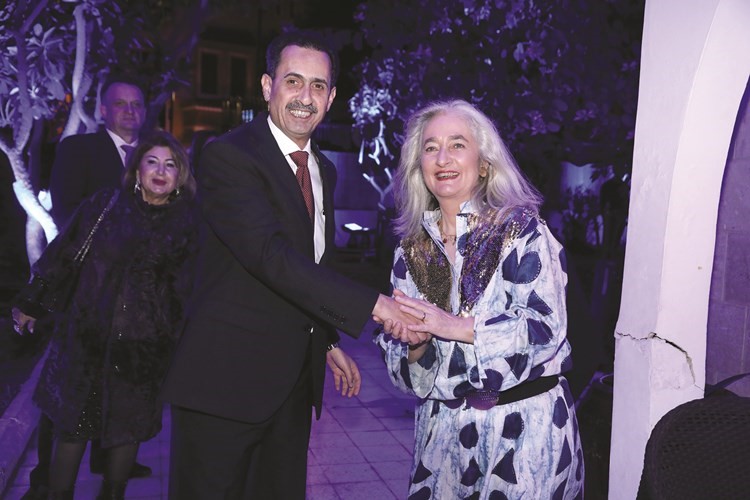 السفير الأردني صقر أبو شتال مصافحا السفيرة الفرنسية