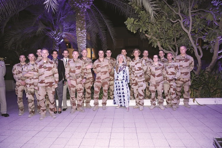 السفيرة الفرنسية متوسطة مجموعة من العسكريين