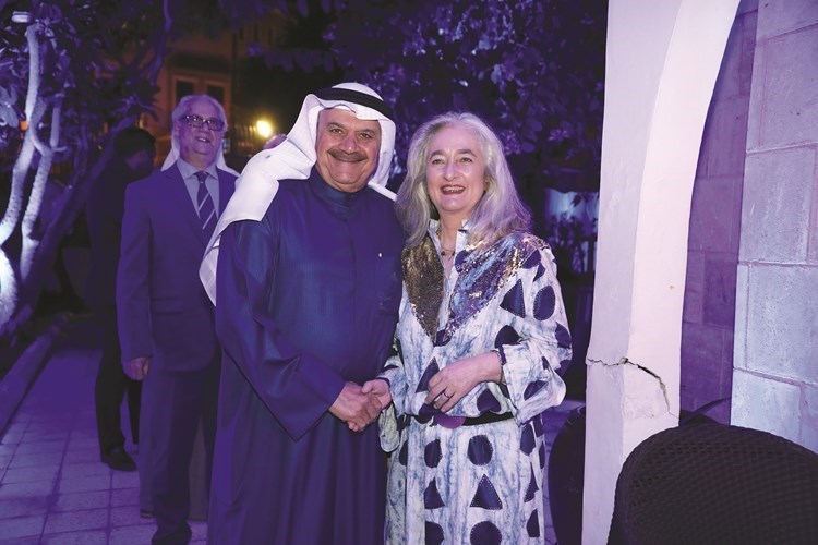 فيصل المطوع مصافحا السفيرة ماري ماسدوبوي