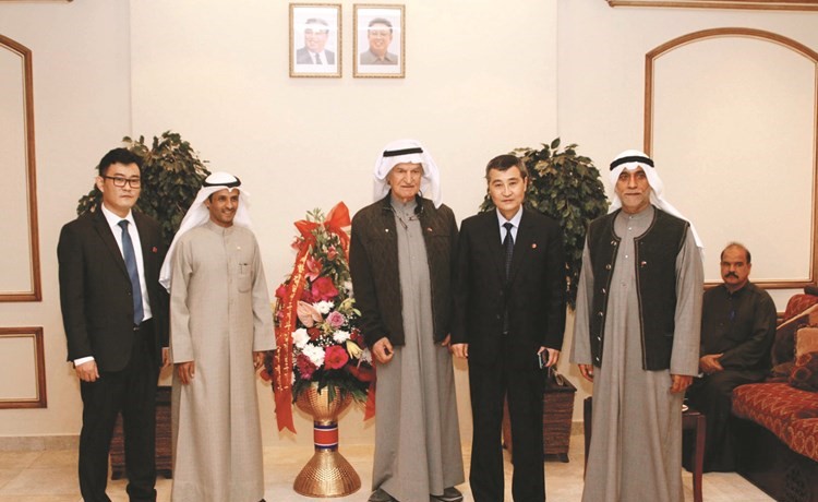 القائم بأعمال سفارة كوريا الديموقراطية تشوي كانغ مع عدد من الحضور خلال الحفل
