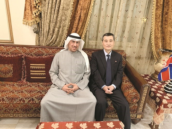 تشوي كانغ مع الزميل محمد الخالدي