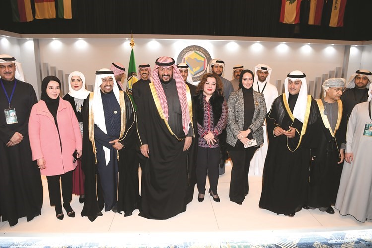 ومع مجموعة من المخترعين الخليجيين في جناح مكتب براءات الاختراع في الأمانة العامة لمجلس التعاون