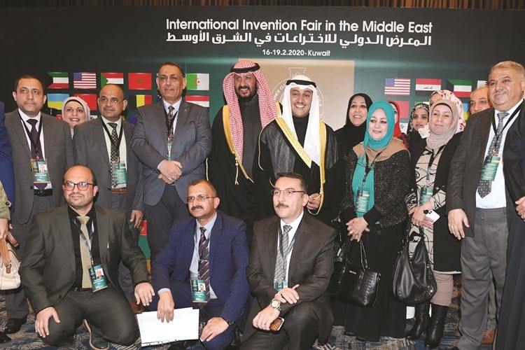 صورة تذكارية مع مجموعة من المخترعين المشاركين في المعرض