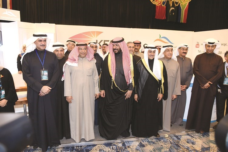 الشيخ طلال الخالد وطلال جاسم الخرافي مع د.عمر البناي في جناح مؤسسة الكويت للتقدم العلمي
