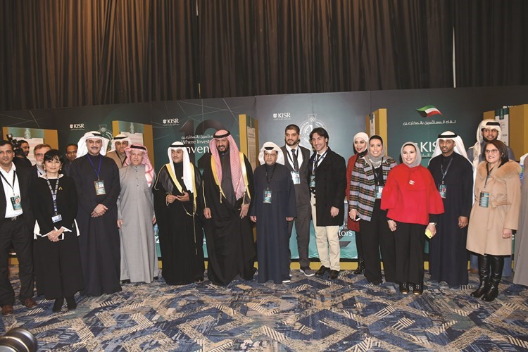 الشيخ طلال الخالد وطلال جاسم الخرافي مع مجموعة من المخترعين الكويتيين في جناح معهد الأبحاث