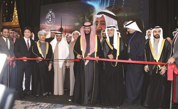 الشيخ طلال الخالد وطلال جاسم الخرافي وممثلو المنظمات الدولية والعربية المعنية بالاختراعات وعدد من السفراء والديبلوماسيين والشخصيات العامة خلال قص شريط الافتتاح(أحمد علي)