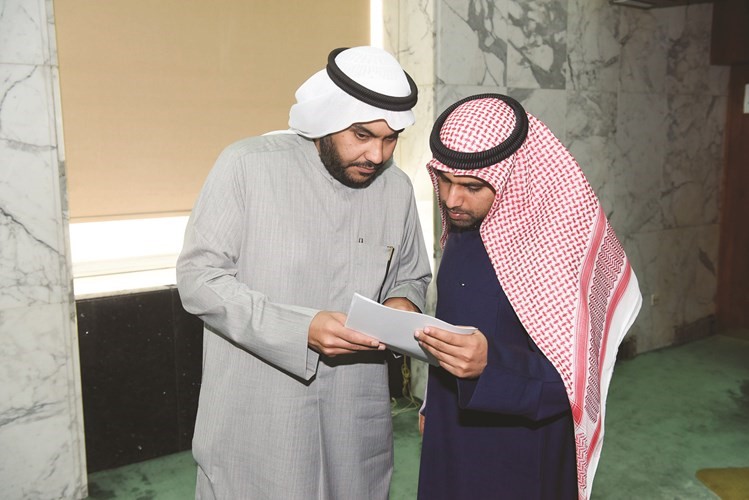 عبدالعزيز المعجل يطلع عبدالله المحري على أحد القرارات