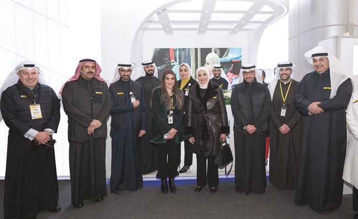 مريم العقيل ومسؤولو الهيئة العامة للقوى العاملة مع موظفي البنك خلال المعرض