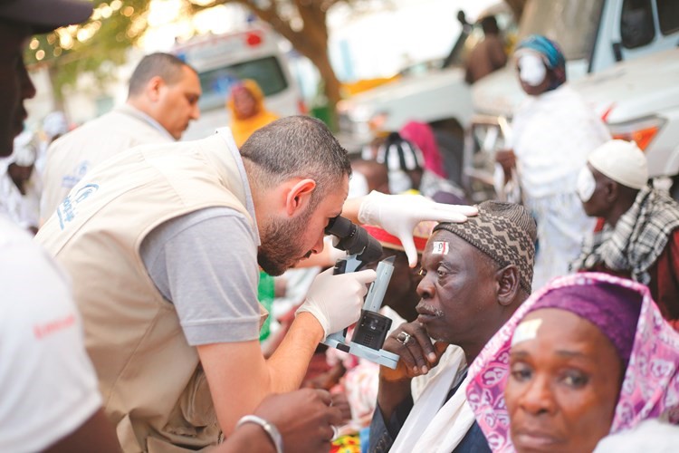 فحص عيون المرضى