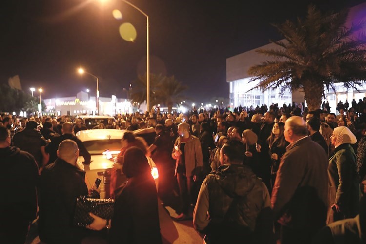 تجمهر الحضور حول سيارة عمرو دياب بعد انتهاء الحفل