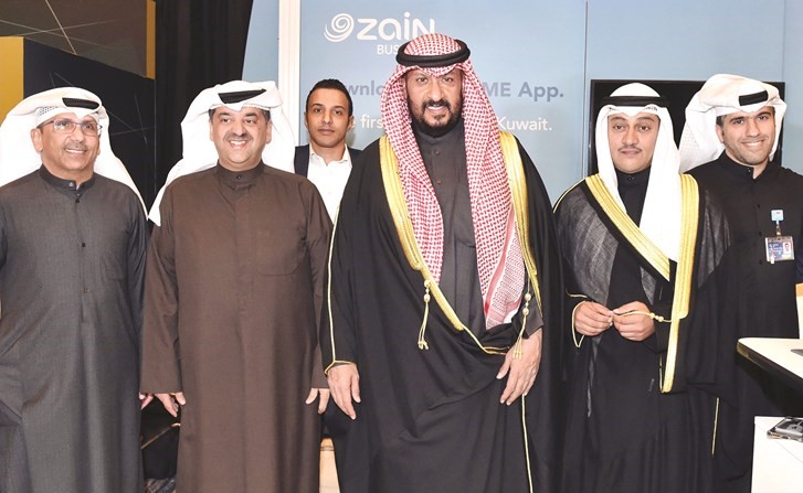الشيخ طلال الخالد الصباح متوسطا طلال الخرافي ووليد الخشتي في جناح زين بالمعرض
