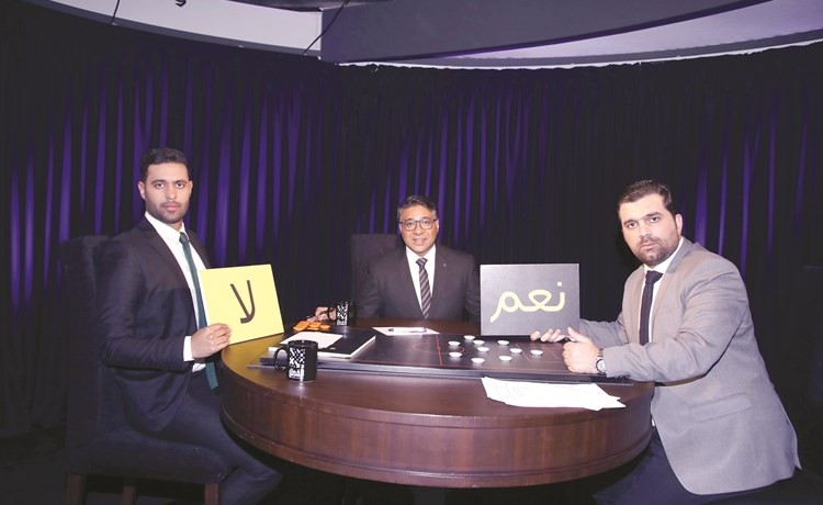 الإعلامي مهند يوسف يتوسط ناصر الشطي وعلي العليوة خلال فقرة نعم ولا 	(ريليش كومار)