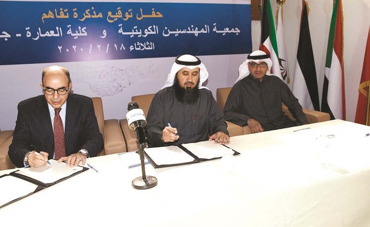 م.فيصل العتل ود.عمر خطاب خلال توقيع المذكرة