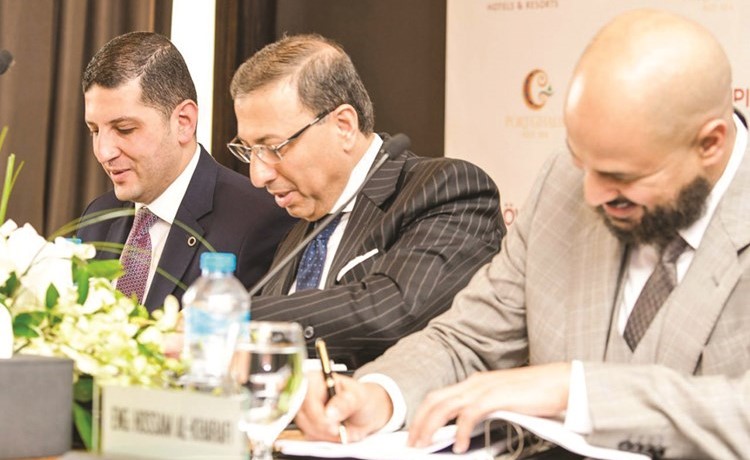 الخرافي وعبدالوهاب خلال توقيع العقد