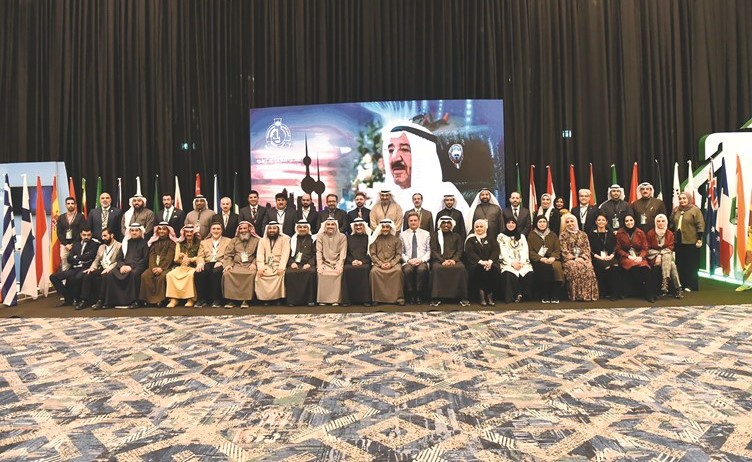 طلال جاسم الخرافي متوسطا المشاركين في المعرض في لقطة جماعية