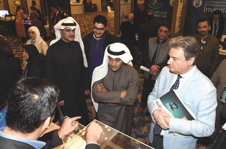 طلال جاسم الخرافي يتابع شرحا عن أحد الاختراعات المشاركة في المعرض