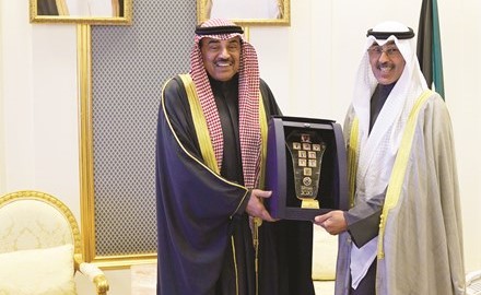 سمو رئيس الوزراء الشيخ صباح الخالد يتلقى هدية تذكارية من الشيخ فواز الخالد
