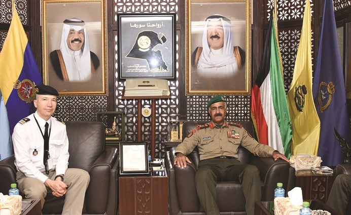 الفريق الركن محمد الخضر مستقبلا الملحق العسكري الفرنسي العقيد الركن أولفييه باسوه