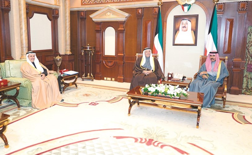سمو ولي العهد الشيخ نواف الأحمد مستقبلا ناصر الساير وعصام الصقر