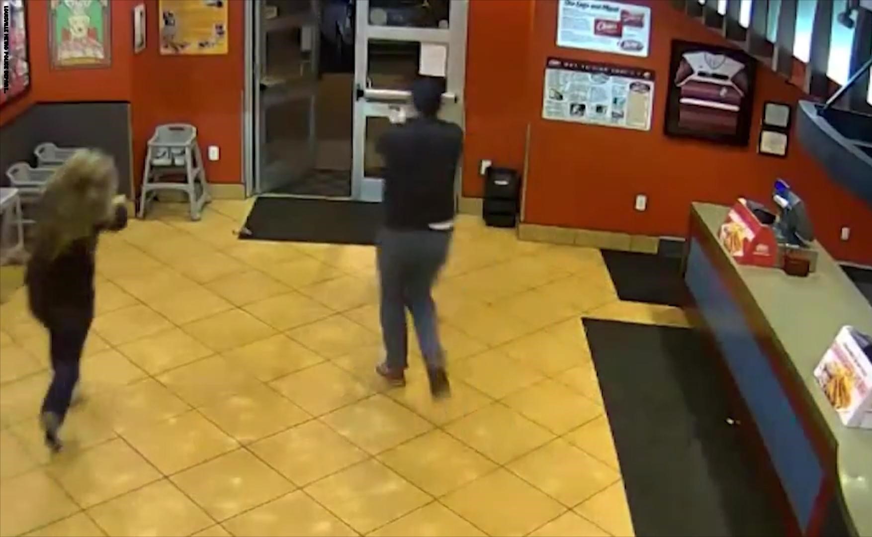 بالفيديو.. في موعد عشاء.. شرطيان يوقفان رجلا من سرقة مطعم