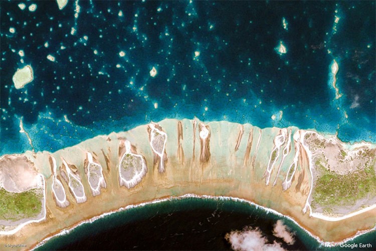 صورة من الفضاء لمنطقة جزر تواموتوس و غامبير، بولينزيا الفرنسية