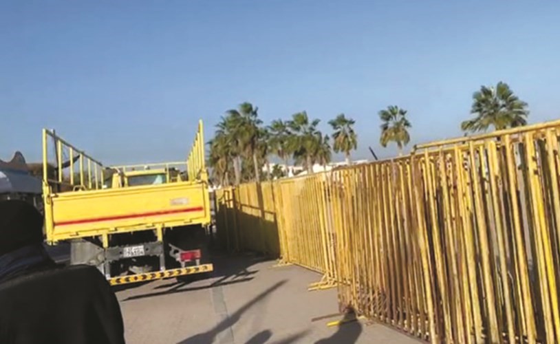 جانب من إزالة الحواجز الحديدية