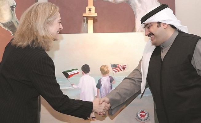 السفيرة الأميركية ألينا رومانوسكي تتلقى إهداء من المنظمين بريشة الفنان عمران أمير