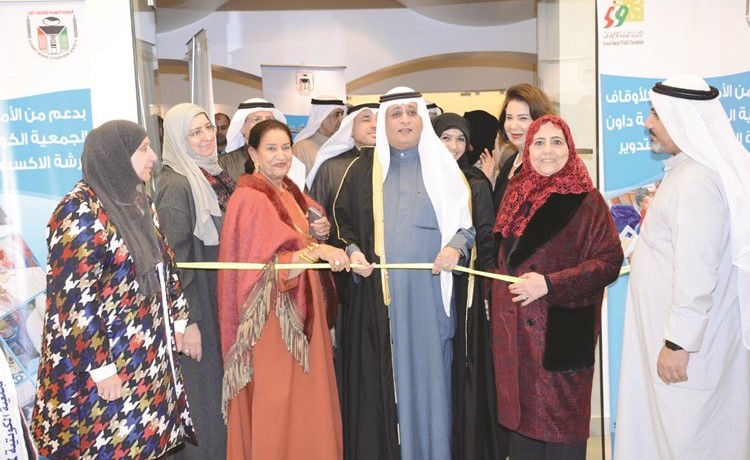 د.بدر الدويش والشيخة شيخة العبدالله لدى افتتاح المعرض