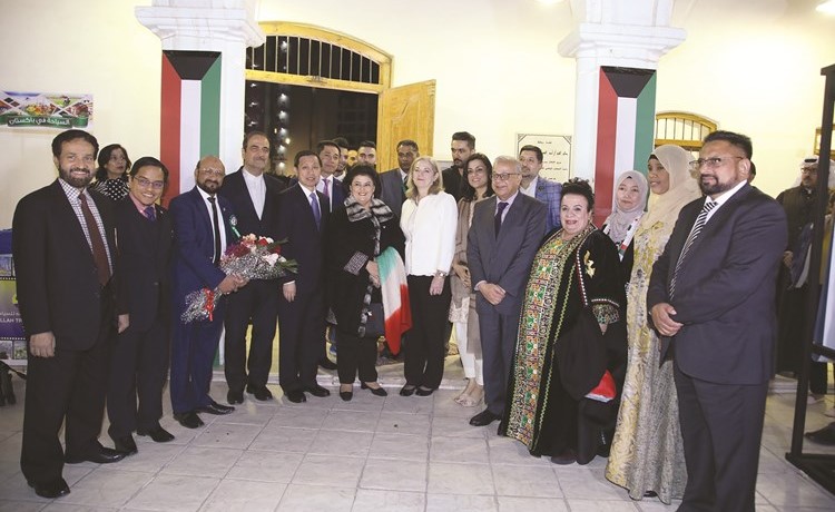 الشيخة هالة البدر والسفير الباكستاني سيد سجاد حيدر وسفراء أميركا والصين وإيران خلال الحفل 	(ريليش كومار)