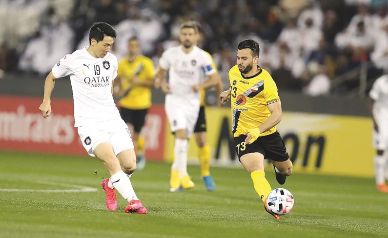 لاعب السد نام تاي هي يحاول قطع الكرة من مدافع سباهان الإيراني