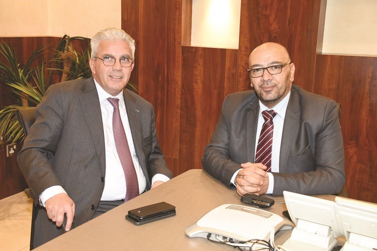 السفير الفلسطيني رامي طهبوب خلال اللقاء مع الزميل أسامة دياب (أحمد علي)