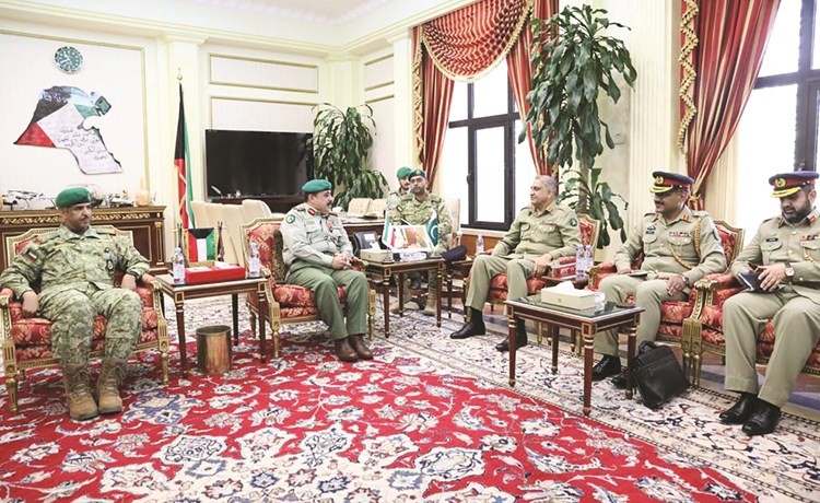 الفريق الركن م. هاشم الرفاعي خلال استقباله رئيس الأركان في باكستان